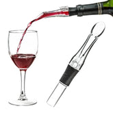 Bec verseur aérateur de vin en cours d'utilisation, versant du vin rouge dans un verre à pied, posé à côté de l'appareil complet sur fond blanc.