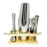 Kit cocktail cadeau complet posé sur son support en bois, vue de face sur fond blanc