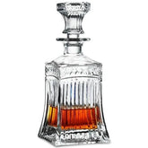 Carafe à whisky en cristal taillé de style vintage, présentée seule sur fond blanc avec son bouchon facetté.