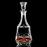 Carafe à whisky en cristal taillé remplie d'alcool ambré, photographiée en packshot sur fond noir