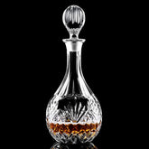 Carafe à whisky en cristal taillé posée sur fond noir avec reflet, remplie de whisky ambré