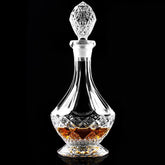 Carafe à whisky en cristal taillé remplie de whisky ambré, photographiée en packshot sur fond noir.