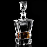 Carafe à whisky irlandais en cristal taillé, remplie d'ambre, présentée en packshot sur fond noir