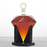 Carafe à whisky japonais en forme de diamant remplie de whisky ambré, posée sur son support en bois noir, fond blanc