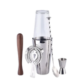 Coffret accessoires pour cocktail complet posé sur fond blanc : shaker Boston, doseur, cuillère à mélange torsadée, passoire Hawthorne et pilon en bois