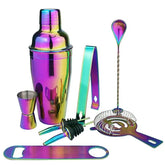 Coffret cadeau cocktail complet avec shaker holographique, doseur, pince, cuillère à mélange, passoire à ressort et ouvre-bouteille sur fond blanc