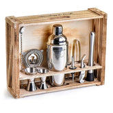 Coffret cocktail barman en caisse de bois avec shaker, doseurs, passoire et accessoires en acier inoxydable, présenté sur fond blanc.