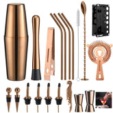 Coffret cocktail tropical rose gold avec shaker, doseur, pailles et accessoires de mixologie présentés sur fond blanc.