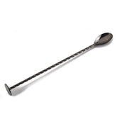 Cuillère à cocktail torsadée noire en acier inoxydable, présentée seule sur fond blanc.
