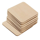 Pile de dix dessous de verre en bois brut vue en angle sur fond blanc.