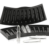 Moule à glaçons en silicone noir en forme de balles de fusil avec glaçons transparents, présenté sur fond blanc
