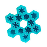 Moule à glaçons en silicone turquoise en forme de flocon de neige, vu seul sur fond blanc.