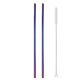 Deux grandes pailles cocktail multicolores droites en acier inoxydable accompagnées de leur goupillon de nettoyage, sur fond blanc.