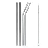 Quatre grandes pailles en inox, deux droites et deux courbées, accompagnées d'un goupillon de nettoyage.