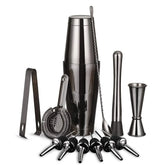 Kit cocktail Boston professionnel finition noire gunmetal, shaker, doseur et accessoires debout sur fond blanc.