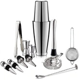 Kit cocktail Boston complet avec shaker, pilon, jiggers, passoires, pince et bouchons verseurs présentés sur fond blanc