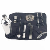Vue d'ensemble de tous les accessoires du kit cocktail posés sur la pochette en toile noire.