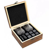 Coffret en bois ouvert du kit de verres à whisky avec 6 pierres, contenant 2 verres en cristal taillé et les pierres à whisky, vue de dessus