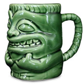 Mug tiki au visage sculpté vert vu de trois-quarts sur fond blanc