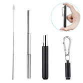 Kit complet de la paille télescopique en inox argenté : paille extensible, brosse de nettoyage, étui compact et porte-clés mousqueton, présenté également tenu dans une main.