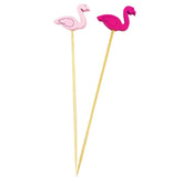 Deux piques apéritif en bois en forme de flamant rose, un rose pâle et un fuchsia, présentés sur fond blanc.