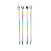 Quatre pics à cocktail irisés arc-en-ciel avec embout boule, présentés sur fond blanc.