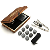 Coffret pierre à whisky ouvert avec pierres, pince et pochette de rangement