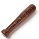 Pilon à cocktail en bois vu en diagonale sur fond blanc, veinage naturel apparent