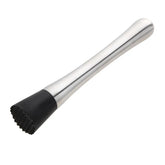 Pilon à cocktail en inox avec tête crantée noire, présenté seul sur fond blanc.