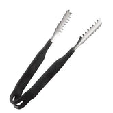 Pince à glaçons noire avec dents métalliques dentelées, présentée seule sur fond blanc.