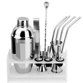Coffret Set à Cocktail complet avec shaker, doseurs, pailles en inox et cuillère à mélange présenté sur son support en bois blanc, fond blanc