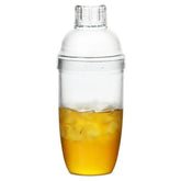 Shaker à cocktail gradué transparent de 1000 ml rempli d'un cocktail orangé glacé, photographié sur fond blanc.