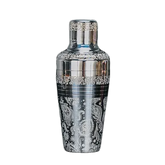 Shaker cocktail argenté gravé de motifs floraux, vue de face sur fond blanc