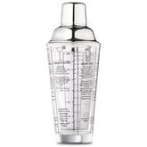 Shaker à cocktail en verre transparent posé debout sur fond blanc, avec les graduations et recettes Cosmopolitan et Bloody Mary imprimées sur le verre