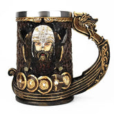 Chope à bière Viking en résine avec couvercle inox, vue de face sur fond blanc, ornée d'un visage de guerrier viking et d'une anse en tête de dragon