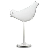 Verre à cocktail en forme d'oiseau vide, photographié sur fond blanc