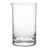 Verre à mélange en verre transparent, vide, présenté sur fond blanc avec son bec verseur caractéristique.