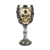 Verre à vin tête de mort steampunk avec engrenages, présenté sur fond blanc