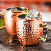 Duo de tasses à Moscow Mule en cuivre martelé avec glace pilée et menthe fraîche
