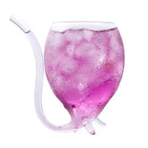 Verre à cocktail avec paille en verre intégrée, coloris rose, rempli de glaçons et d'une boisson rosée, sur fond blanc