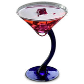 Verre à cocktail pied courbé avec un cocktail rouge, pied incurvé bleu cobalt, packshot sur fond blanc.
