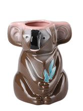 Verre à cocktail en forme de koala, vu de face sur fond blanc, tasse en céramique vide.