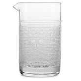 Verre à mélange pour cocktail avec bec verseur et motif géométrique gravé, photographié de face sur fond blanc.