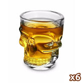 Verre à shooter en forme de tête de mort rempli de whisky ambré, packshot sur fond blanc avec lot de 6.