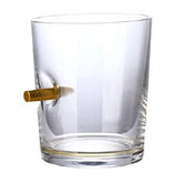 Verre à whisky avec balle de fusil incrustée dans le verre, packshot sur fond blanc