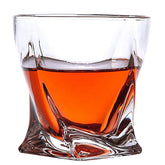 Verre à whisky Twisted rempli de whisky ambré, sans glaçon, sur fond blanc