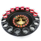Vue de dessus du plateau de roulette avec seize verres à shot remplis en alternance de liquide rouge et transparent, sur fond blanc.