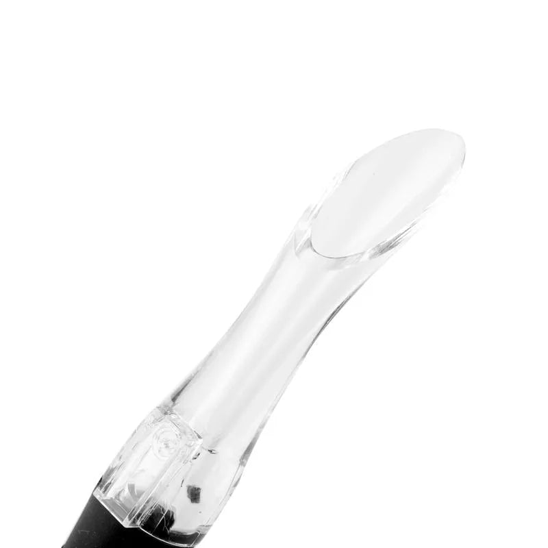 Gros plan sur l'embout ovale du bec verseur aérateur de vin, montrant la forme ergonomique de la sortie du liquide.