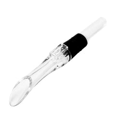 Vue d'ensemble du bec verseur aérateur de vin transparent avec poignée en silicone noir, présenté en diagonale sur fond blanc.
