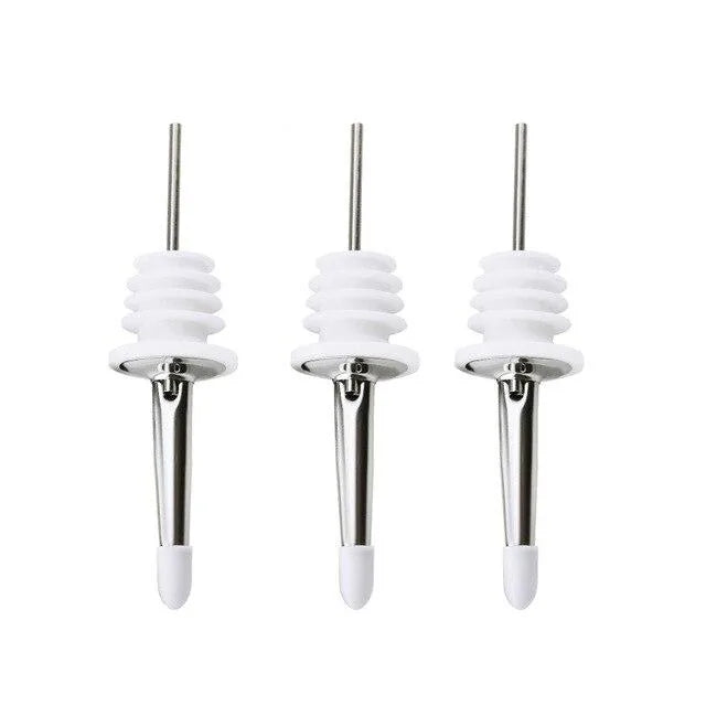 Lot de trois becs verseurs blancs pour bouteille d'alcool, photo produit sur fond blanc.